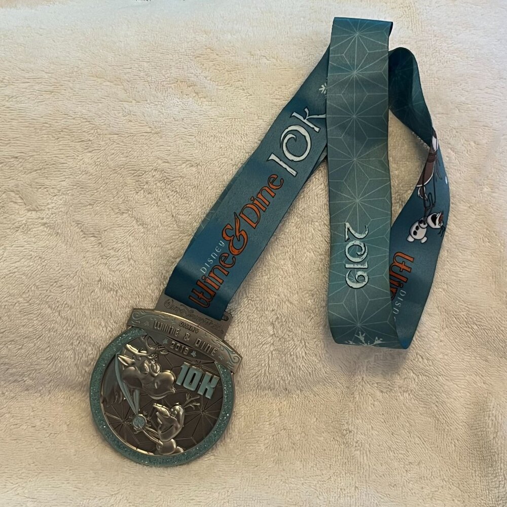 2019 Run Disney Wine & Dine 10K Medal And Lanyard Frozen Theme Sven WDW - Picture 2 of 4